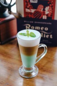 canva-glass-cup-of-cafe-beverage--MAE7UEeeJn0